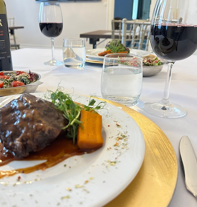 Danie główne w restauracji na białym talerzu