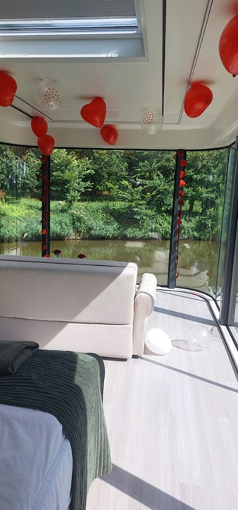 Wnętrze houseboatu: salon i panorama jeziora