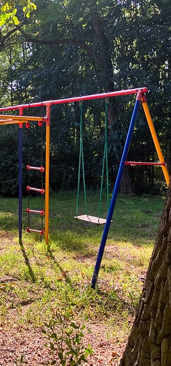 Plac zabaw: huśtawka i drabinki w ogrodzie