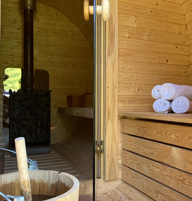 Sauna: drewniane wnętrze i balia
