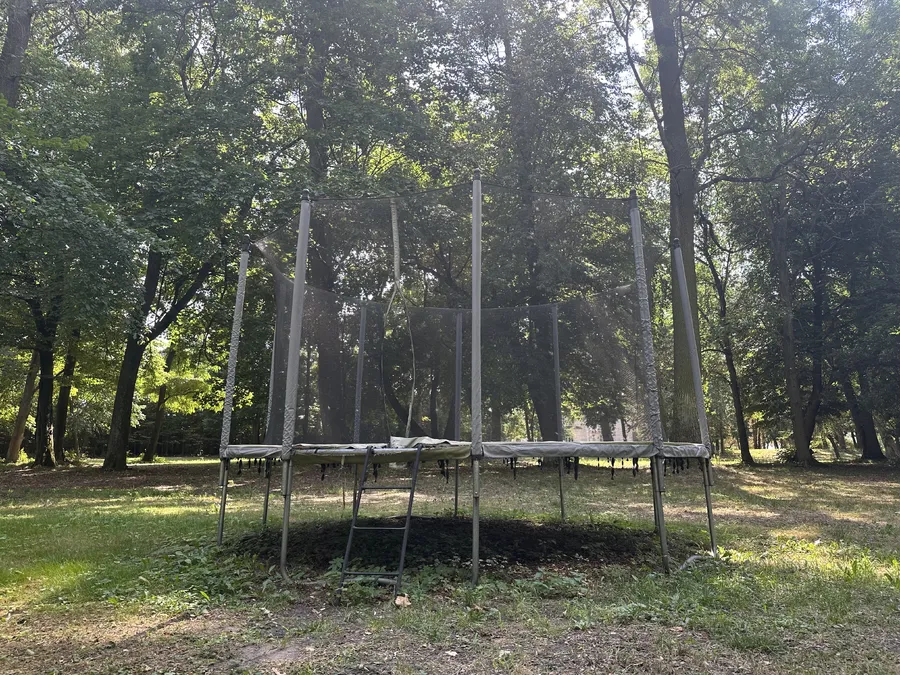 Trampolina w parku pod warszawa